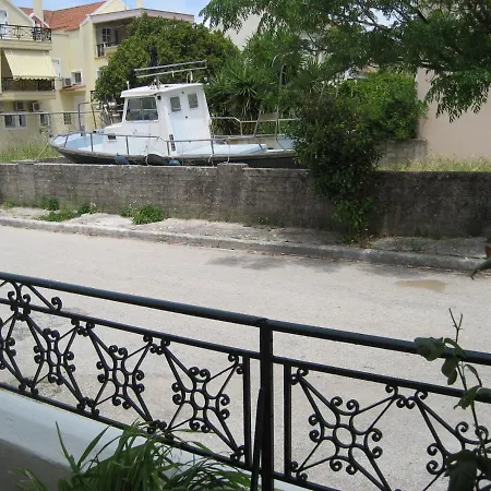 Apartment Nostalgia A In 50 Metres From The Sea *